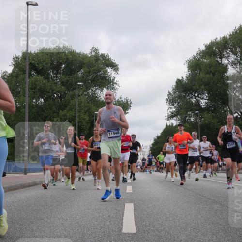 29.06.2025 - hella hamburg halbmarathon Luisa Fischer http://msf.ph/oto/8497686 29.06.2025 10:56:58 Kennedybrücke 9685, 2409, 16973, 12280, 18057, 11948, 9351, 9077, 1239, 16156, 4591, 1900, 2528, 2701, 3226, 4591, 6913, 7068, 7876, 8906, 9685, 10175 meine-sportfotos.de