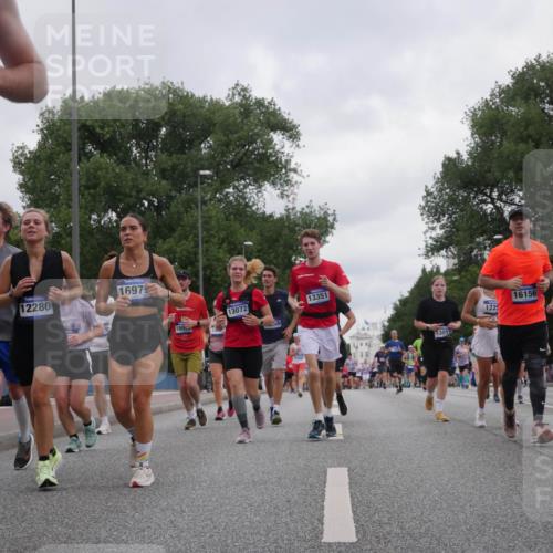 29.06.2025 - hella hamburg halbmarathon Luisa Fischer http://msf.ph/oto/8497704 29.06.2025 10:57:00 Kennedybrücke 48, 2409, 12280, 16979, 13072, 13351, 180, 13011, 1225, 16156, 12459, 1900, 2528, 2701, 3226, 4591, 5857, 7068, 7876, 8906, 10175 meine-sportfotos.de