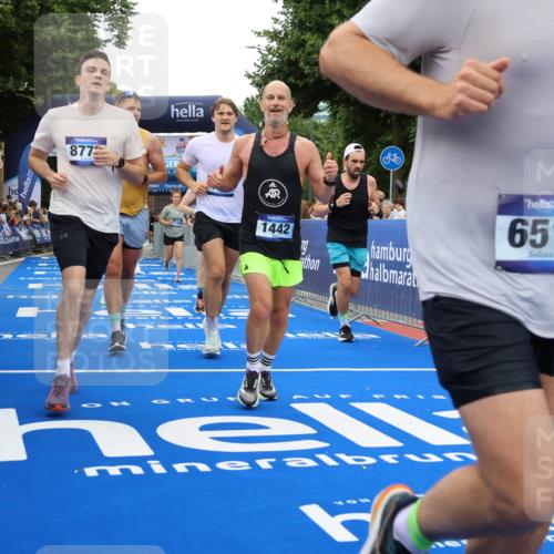 29.06.2025 - hella hamburg halbmarathon Strokosch-Dieckow http://msf.ph/oto/8497733 29.06.2025 10:54:23 Ziel 1267, 1442, 3426, 3794, 4635, 4868, 6511, 6512, 7129, 8223, 8772, 11009, 11430, 11797, 11799, 12321, 12362, 13289, 13803, 15146, 15946, 16327, 16574, 16750, 16879, 17087, 17698, 18268, 19067 meine-sportfotos.de