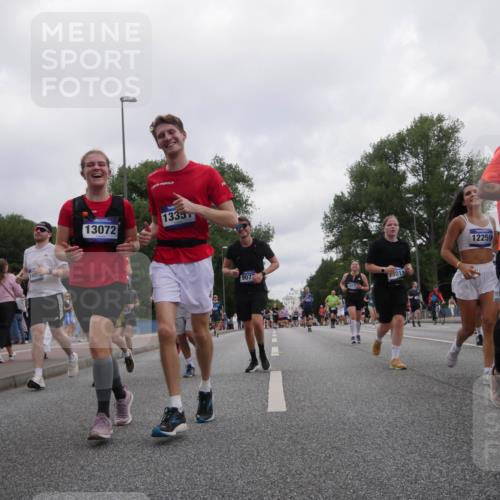 29.06.2025 - hella hamburg halbmarathon Luisa Fischer http://msf.ph/oto/8497734 29.06.2025 10:57:02 Kennedybrücke 186, 13072, 1335, 907, 1017, 3011, 12259, 16156, 1789, 1900, 2528, 2701, 3226, 4591, 5857, 7068, 7876, 8906, 10175 meine-sportfotos.de