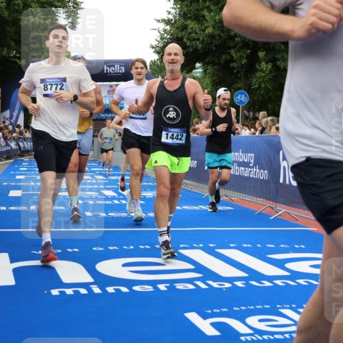 29.06.2025 - hella hamburg halbmarathon Strokosch-Dieckow http://msf.ph/oto/8497746 29.06.2025 10:54:23 Ziel 1267, 1442, 3426, 3794, 4635, 4868, 6511, 6512, 7129, 8223, 8772, 11009, 11430, 11797, 11799, 12321, 12362, 13289, 13803, 15146, 15946, 16327, 16574, 16750, 16879, 17087, 17698, 18268, 19067 meine-sportfotos.de
