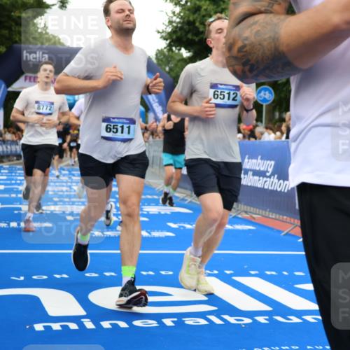 29.06.2025 - hella hamburg halbmarathon Strokosch-Dieckow http://msf.ph/oto/8497814 29.06.2025 10:54:22 Ziel 1267, 1442, 3103, 3426, 3794, 3861, 4635, 4868, 6511, 6512, 7129, 7274, 8223, 8772, 11009, 11430, 11797, 11799, 12321, 12362, 13289, 13803, 15146, 15946, 16327, 16527, 16574, 16750, 16879, 17087, 17698, 18268, 19067 meine-sportfotos.de