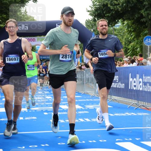 29.06.2025 - hella hamburg halbmarathon Strokosch-Dieckow http://msf.ph/oto/8497870 29.06.2025 10:44:05 Ziel 1391, 1558, 2816, 3021, 4981, 4999, 5231, 6705, 9081, 9633, 10193, 10930, 11346, 12159, 13123, 14686, 14687, 15225, 15280, 15383, 16506, 16648, 16697, 17516, 17748, 17977, 18004, 18691 meine-sportfotos.de