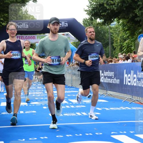 29.06.2025 - hella hamburg halbmarathon Strokosch-Dieckow http://msf.ph/oto/8497981 29.06.2025 10:44:05 Ziel 1391, 1558, 2816, 3021, 4981, 4999, 5231, 6705, 9081, 9633, 10193, 10930, 11346, 12159, 13123, 14686, 14687, 15225, 15280, 15383, 16506, 16648, 16697, 17516, 17748, 17977, 18004, 18691 meine-sportfotos.de