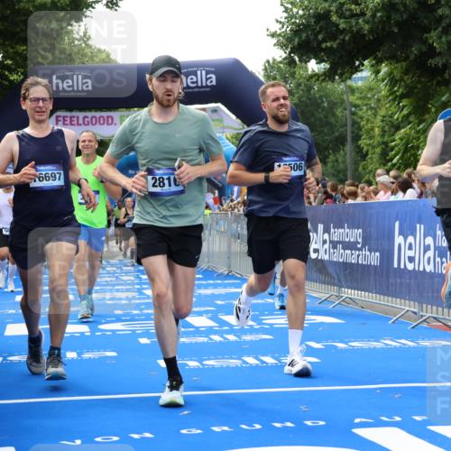 29.06.2025 - hella hamburg halbmarathon Strokosch-Dieckow http://msf.ph/oto/8498006 29.06.2025 10:44:05 Ziel 1391, 1558, 2816, 3021, 4981, 4999, 5231, 6705, 9081, 9633, 10193, 10930, 11346, 12159, 13123, 14686, 14687, 15225, 15280, 15383, 16506, 16648, 16697, 17516, 17748, 17977, 18004, 18691 meine-sportfotos.de