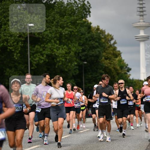 29.06.2025 - hella hamburg halbmarathon Dr. Thomas Lammeyer http://msf.ph/oto/8498048 29.06.2025 10:23:40 Kennedybrücke 1159, 1160, 1325, 1332, 1708, 1755, 2017, 2405, 2589, 2703, 2795, 2812, 2918, 2993, 2995, 3105, 3118, 3446, 4108, 4110, 4170, 4722, 5080, 5178, 5397, 5429, 5449, 6249, 6270, 6542, 6736, 6939, 7143, 7248, 7249, 7836, 8427, 8537, 8761, 8778, 9252, 9270, 9272, 9856, 10124, 10129, 10540, 10594, 10966, 11247 meine-sportfotos.de