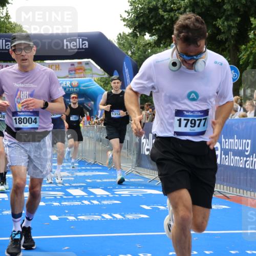 29.06.2025 - hella hamburg halbmarathon Strokosch-Dieckow http://msf.ph/oto/8498100 29.06.2025 10:44:03 Ziel 1391, 1558, 2816, 3021, 4981, 4999, 5231, 6705, 8063, 8900, 9081, 9633, 10193, 10596, 10930, 11346, 13123, 15383, 16506, 16648, 16697, 17516, 17748, 17977, 18004 meine-sportfotos.de