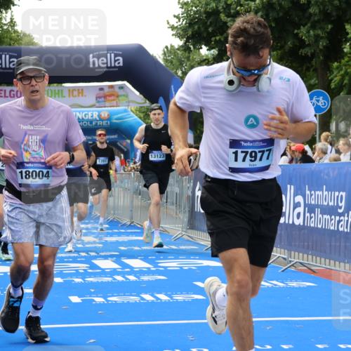 29.06.2025 - hella hamburg halbmarathon Strokosch-Dieckow http://msf.ph/oto/8498134 29.06.2025 10:44:03 Ziel 1391, 1558, 2816, 3021, 4981, 4999, 5231, 6705, 8063, 8900, 9081, 9633, 10193, 10596, 10930, 11346, 13123, 15383, 16506, 16648, 16697, 17516, 17748, 17977, 18004 meine-sportfotos.de