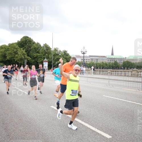 29.06.2025 - hella hamburg halbmarathon Jannik Wohlers http://msf.ph/oto/8498202 29.06.2025 10:55:34 Lombardsbrücke 1909, 2793, 3268, 4265, 4354, 4470, 4473, 4836, 4896, 5306, 5994, 6055, 6056, 6113, 6257, 6494, 6594, 7516, 7616, 7969, 8110, 8305, 8532, 8533, 9548, 9838, 9861, 9865, 10449, 10640, 11903, 11962, 11963, 12267, 13055, 13627, 14124, 14142, 14221, 14280, 14281, 14492, 15199, 15272, 15763, 15764, 16413, 16960, 17038, 17039, 17168, 18195, 18329 meine-sportfotos.de