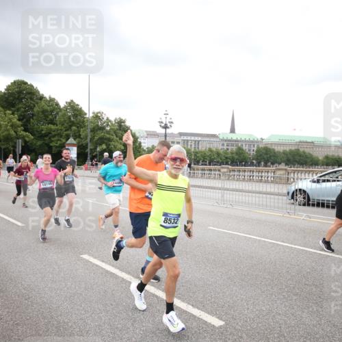 29.06.2025 - hella hamburg halbmarathon Jannik Wohlers http://msf.ph/oto/8498221 29.06.2025 10:55:34 Lombardsbrücke 1909, 2793, 3268, 4265, 4354, 4470, 4473, 4836, 4896, 5306, 5994, 6055, 6056, 6113, 6257, 6494, 6594, 7516, 7616, 7969, 8110, 8305, 8532, 8533, 9548, 9838, 9861, 9865, 10449, 10640, 11903, 11962, 11963, 12267, 13055, 13627, 14124, 14142, 14221, 14280, 14281, 14492, 15199, 15272, 15763, 15764, 16413, 16960, 17038, 17039, 17168, 18195, 18329 meine-sportfotos.de