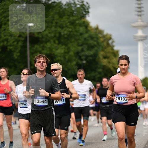 29.06.2025 - hella hamburg halbmarathon Dr. Thomas Lammeyer http://msf.ph/oto/8498222 29.06.2025 10:23:44 Kennedybrücke 1159, 1160, 1325, 1332, 1708, 1755, 2017, 2405, 2703, 2795, 2812, 2918, 2993, 2995, 3446, 3631, 4108, 4110, 4170, 4562, 4570, 4722, 4979, 5080, 5178, 5397, 5429, 5449, 6249, 6542, 6736, 6939, 7143, 7248, 7249, 7836, 8427, 8537, 8761, 8778, 9252, 9270, 9272, 9856, 10124, 10129, 10349, 10540, 10594, 10966, 11247 meine-sportfotos.de