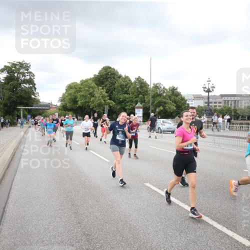 29.06.2025 - hella hamburg halbmarathon Jannik Wohlers http://msf.ph/oto/8498229 29.06.2025 10:55:35 Lombardsbrücke 1909, 2793, 3268, 4265, 4354, 4470, 4473, 4836, 4896, 5306, 5994, 6055, 6056, 6113, 6494, 6594, 7516, 7616, 7969, 8005, 8110, 8305, 8532, 8533, 9838, 9861, 9865, 10449, 10640, 11903, 11962, 11963, 12267, 13055, 13627, 14124, 14142, 14221, 14280, 14281, 14492, 15173, 15199, 15272, 15763, 15764, 16413, 16960, 17038, 17039, 17168, 18195, 18329 meine-sportfotos.de