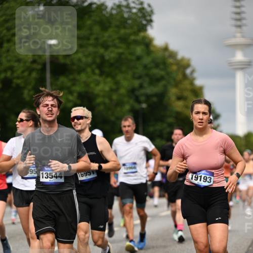 29.06.2025 - hella hamburg halbmarathon Dr. Thomas Lammeyer http://msf.ph/oto/8498230 29.06.2025 10:23:44 Kennedybrücke 1159, 1160, 1325, 1332, 1708, 1755, 2017, 2405, 2703, 2795, 2812, 2918, 2993, 2995, 3446, 3631, 4108, 4110, 4170, 4562, 4570, 4722, 4979, 5080, 5178, 5397, 5429, 5449, 6249, 6542, 6736, 6939, 7143, 7248, 7249, 7836, 8427, 8537, 8761, 8778, 9252, 9270, 9272, 9856, 10124, 10129, 10349, 10540, 10594, 10966, 11247 meine-sportfotos.de