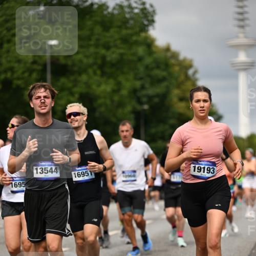 29.06.2025 - hella hamburg halbmarathon Dr. Thomas Lammeyer http://msf.ph/oto/8498231 29.06.2025 10:23:44 Kennedybrücke 1159, 1160, 1325, 1332, 1708, 1755, 2017, 2405, 2703, 2795, 2812, 2918, 2993, 2995, 3446, 3631, 4108, 4110, 4170, 4562, 4570, 4722, 4979, 5080, 5178, 5397, 5429, 5449, 6249, 6542, 6736, 6939, 7143, 7248, 7249, 7836, 8427, 8537, 8761, 8778, 9252, 9270, 9272, 9856, 10124, 10129, 10349, 10540, 10594, 10966, 11247 meine-sportfotos.de