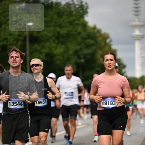 29.06.2025 - hella hamburg halbmarathon Dr. Thomas Lammeyer http://msf.ph/oto/8498241 29.06.2025 10:23:44 Kennedybrücke 1159, 1160, 1325, 1332, 1708, 1755, 2017, 2405, 2703, 2795, 2812, 2918, 2993, 2995, 3446, 3631, 4108, 4110, 4170, 4562, 4570, 4722, 4979, 5080, 5178, 5397, 5429, 5449, 6249, 6542, 6736, 6939, 7143, 7248, 7249, 7836, 8427, 8537, 8761, 8778, 9252, 9270, 9272, 9856, 10124, 10129, 10349, 10540, 10594, 10966, 11247 meine-sportfotos.de