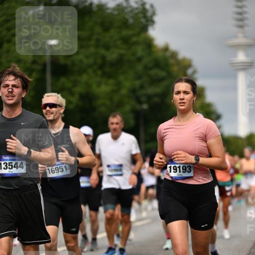29.06.2025 - hella hamburg halbmarathon Dr. Thomas Lammeyer http://msf.ph/oto/8498247 29.06.2025 10:23:44 Kennedybrücke 1159, 1160, 1325, 1332, 1708, 1755, 2017, 2405, 2703, 2795, 2812, 2918, 2993, 2995, 3446, 3631, 4108, 4110, 4170, 4562, 4570, 4722, 4979, 5080, 5178, 5397, 5429, 5449, 6249, 6542, 6736, 6939, 7143, 7248, 7249, 7836, 8427, 8537, 8761, 8778, 9252, 9270, 9272, 9856, 10124, 10129, 10349, 10540, 10594, 10966, 11247 meine-sportfotos.de