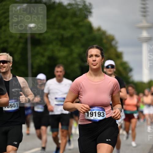 29.06.2025 - hella hamburg halbmarathon Dr. Thomas Lammeyer http://msf.ph/oto/8498262 29.06.2025 10:23:45 Kennedybrücke 1159, 1160, 1332, 1708, 2405, 2703, 2795, 2812, 2918, 2993, 2995, 3446, 3631, 4108, 4110, 4170, 4562, 4570, 4979, 5035, 5080, 5178, 5397, 5429, 5449, 6249, 6542, 6736, 6939, 7143, 7248, 7249, 7836, 8427, 8537, 8761, 8778, 9270, 9272, 9856, 10124, 10129, 10349, 10540, 10594, 10966, 11247 meine-sportfotos.de