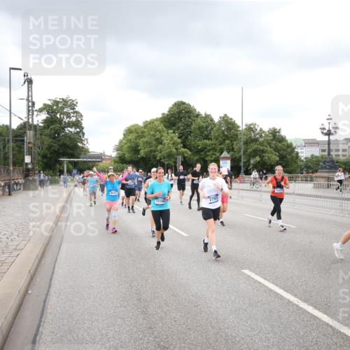 29.06.2025 - hella hamburg halbmarathon Jannik Wohlers http://msf.ph/oto/8498276 29.06.2025 10:55:37 Lombardsbrücke 1738, 1909, 2095, 2793, 3268, 4265, 4354, 4470, 4473, 4836, 5306, 5994, 6055, 6056, 6113, 6494, 6594, 6968, 7516, 7616, 8005, 8110, 8305, 8533, 9838, 9861, 9865, 10449, 10640, 10987, 12267, 13055, 13627, 14124, 14142, 14221, 14280, 14281, 14492, 15173, 15199, 15272, 15763, 15764, 16413, 16960, 17038, 17039, 17168, 18195, 18329, 18349 meine-sportfotos.de