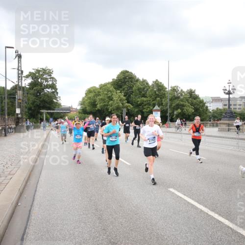 29.06.2025 - hella hamburg halbmarathon Jannik Wohlers http://msf.ph/oto/8498283 29.06.2025 10:55:37 Lombardsbrücke 1738, 1909, 2095, 2793, 3268, 4265, 4354, 4470, 4473, 4836, 5306, 5994, 6055, 6056, 6113, 6494, 6594, 6968, 7516, 7616, 8005, 8110, 8305, 8533, 9838, 9861, 9865, 10449, 10640, 10987, 12267, 13055, 13627, 14124, 14142, 14221, 14280, 14281, 14492, 15173, 15199, 15272, 15763, 15764, 16413, 16960, 17038, 17039, 17168, 18195, 18329, 18349 meine-sportfotos.de
