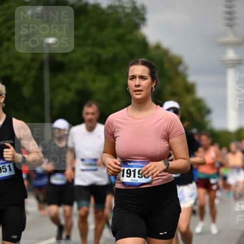29.06.2025 - hella hamburg halbmarathon Dr. Thomas Lammeyer http://msf.ph/oto/8498312 29.06.2025 10:23:45 Kennedybrücke 1159, 1160, 1332, 1708, 2405, 2703, 2795, 2812, 2918, 2993, 2995, 3446, 3631, 4108, 4110, 4170, 4562, 4570, 4979, 5035, 5080, 5178, 5397, 5429, 5449, 6249, 6542, 6736, 6939, 7143, 7248, 7249, 7836, 8427, 8537, 8761, 8778, 9270, 9272, 9856, 10124, 10129, 10349, 10540, 10594, 10966, 11247 meine-sportfotos.de