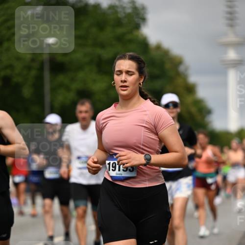 29.06.2025 - hella hamburg halbmarathon Dr. Thomas Lammeyer http://msf.ph/oto/8498316 29.06.2025 10:23:45 Kennedybrücke 1159, 1160, 1332, 1708, 2405, 2703, 2795, 2812, 2918, 2993, 2995, 3446, 3631, 4108, 4110, 4170, 4562, 4570, 4979, 5035, 5080, 5178, 5397, 5429, 5449, 6249, 6542, 6736, 6939, 7143, 7248, 7249, 7836, 8427, 8537, 8761, 8778, 9270, 9272, 9856, 10124, 10129, 10349, 10540, 10594, 10966, 11247 meine-sportfotos.de