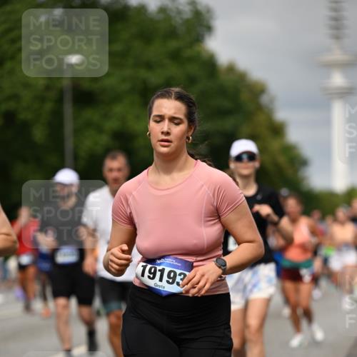 29.06.2025 - hella hamburg halbmarathon Dr. Thomas Lammeyer http://msf.ph/oto/8498318 29.06.2025 10:23:45 Kennedybrücke 1159, 1160, 1332, 1708, 2405, 2703, 2795, 2812, 2918, 2993, 2995, 3446, 3631, 4108, 4110, 4170, 4562, 4570, 4979, 5035, 5080, 5178, 5397, 5429, 5449, 6249, 6542, 6736, 6939, 7143, 7248, 7249, 7836, 8427, 8537, 8761, 8778, 9270, 9272, 9856, 10124, 10129, 10349, 10540, 10594, 10966, 11247 meine-sportfotos.de