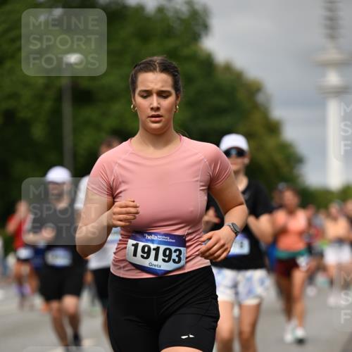 29.06.2025 - hella hamburg halbmarathon Dr. Thomas Lammeyer http://msf.ph/oto/8498320 29.06.2025 10:23:45 Kennedybrücke 1159, 1160, 1332, 1708, 2405, 2703, 2795, 2812, 2918, 2993, 2995, 3446, 3631, 4108, 4110, 4170, 4562, 4570, 4979, 5035, 5080, 5178, 5397, 5429, 5449, 6249, 6542, 6736, 6939, 7143, 7248, 7249, 7836, 8427, 8537, 8761, 8778, 9270, 9272, 9856, 10124, 10129, 10349, 10540, 10594, 10966, 11247 meine-sportfotos.de