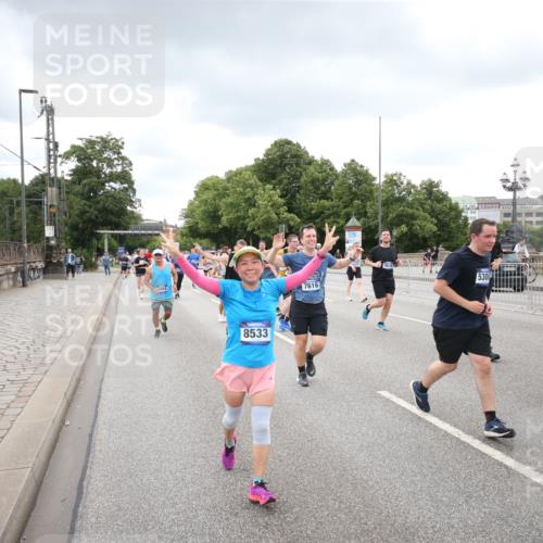 29.06.2025 - hella hamburg halbmarathon Jannik Wohlers http://msf.ph/oto/8498342 29.06.2025 10:55:40 Lombardsbrücke 1738, 1909, 2095, 2793, 3268, 4265, 4354, 4473, 4836, 5306, 5580, 5994, 6055, 6056, 6113, 6494, 6594, 6968, 7025, 7028, 7516, 7616, 8005, 8305, 8533, 9435, 9606, 9838, 10449, 10640, 10987, 11862, 11863, 12267, 12551, 13055, 13395, 13405, 13627, 14124, 14142, 14221, 14280, 14281, 14492, 15103, 15173, 15199, 15272, 15696, 15699, 15763, 15764, 16413, 16960, 17038, 17039, 18195, 18329, 18349, 19228 meine-sportfotos.de