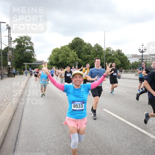 29.06.2025 - hella hamburg halbmarathon Jannik Wohlers http://msf.ph/oto/8498380 29.06.2025 10:55:40 Lombardsbrücke 1738, 1909, 2095, 2793, 3268, 4265, 4354, 4473, 4836, 5306, 5580, 5994, 6055, 6056, 6113, 6494, 6594, 6968, 7025, 7028, 7516, 7616, 8005, 8305, 8533, 9435, 9606, 9838, 10449, 10640, 10987, 11862, 11863, 12267, 12551, 13055, 13395, 13405, 13627, 14124, 14142, 14221, 14280, 14281, 14492, 15103, 15173, 15199, 15272, 15696, 15699, 15763, 15764, 16413, 16960, 17038, 17039, 18195, 18329, 18349, 19228 meine-sportfotos.de