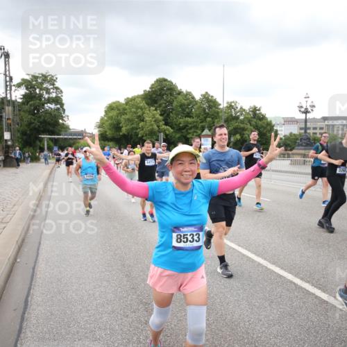 29.06.2025 - hella hamburg halbmarathon Jannik Wohlers http://msf.ph/oto/8498395 29.06.2025 10:55:40 Lombardsbrücke 1738, 1909, 2095, 2793, 3268, 4265, 4354, 4473, 4836, 5306, 5580, 5994, 6055, 6056, 6113, 6494, 6594, 6968, 7025, 7028, 7516, 7616, 8005, 8305, 8533, 9435, 9606, 9838, 10449, 10640, 10987, 11862, 11863, 12267, 12551, 13055, 13395, 13405, 13627, 14124, 14142, 14221, 14280, 14281, 14492, 15103, 15173, 15199, 15272, 15696, 15699, 15763, 15764, 16413, 16960, 17038, 17039, 18195, 18329, 18349, 19228 meine-sportfotos.de