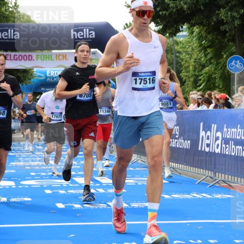 29.06.2025 - hella hamburg halbmarathon Strokosch-Dieckow http://msf.ph/oto/8498408 29.06.2025 10:44:01 Ziel 1391, 1558, 2816, 3021, 4981, 6705, 8063, 8900, 9081, 9633, 10193, 10596, 10930, 11346, 12438, 13123, 15383, 16506, 16549, 16648, 16697, 17403, 17516, 17977, 18004 meine-sportfotos.de