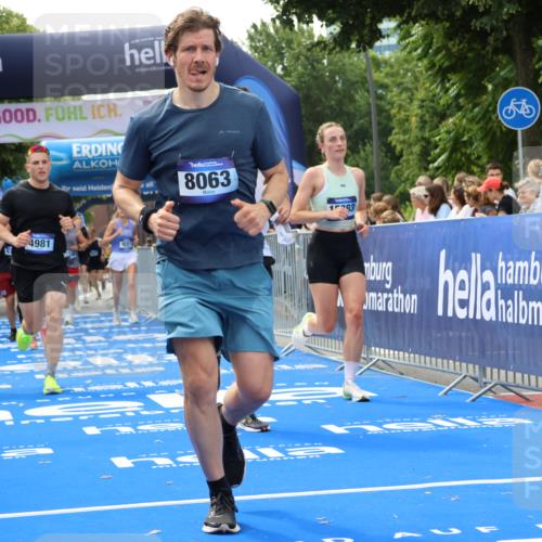29.06.2025 - hella hamburg halbmarathon Strokosch-Dieckow http://msf.ph/oto/8498451 29.06.2025 10:43:57 Ziel 1558, 2816, 3697, 3907, 4981, 5624, 6705, 8063, 8145, 8900, 9043, 9081, 10493, 10596, 11346, 11809, 12438, 12966, 13123, 14861, 15383, 16549, 16697, 17376, 17403, 17516, 17977, 18004, 18678 meine-sportfotos.de