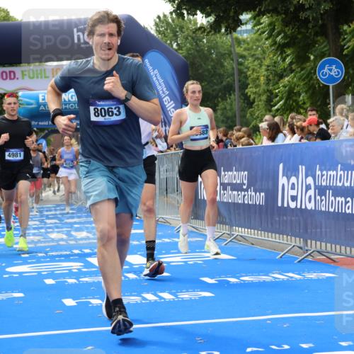 29.06.2025 - hella hamburg halbmarathon Strokosch-Dieckow http://msf.ph/oto/8498453 29.06.2025 10:43:57 Ziel 1558, 2816, 3697, 3907, 4981, 5624, 6705, 8063, 8145, 8900, 9043, 9081, 10493, 10596, 11346, 11809, 12438, 12966, 13123, 14861, 15383, 16549, 16697, 17376, 17403, 17516, 17977, 18004, 18678 meine-sportfotos.de
