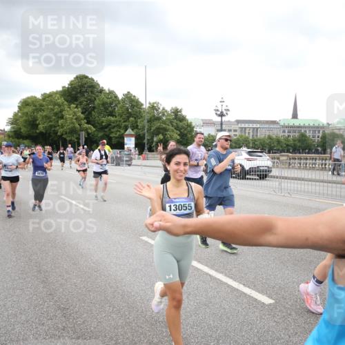 29.06.2025 - hella hamburg halbmarathon Jannik Wohlers http://msf.ph/oto/8498498 29.06.2025 10:55:43 Lombardsbrücke 1738, 1909, 2095, 2793, 3257, 3268, 4083, 4354, 4473, 4836, 5306, 5580, 5994, 6494, 6968, 7025, 7028, 7516, 7616, 8005, 8305, 9435, 9606, 9838, 10640, 10740, 10784, 10987, 11298, 11862, 11863, 12267, 12295, 12296, 12551, 13055, 13395, 13405, 13627, 14142, 14221, 14280, 14281, 15103, 15173, 15199, 15272, 15696, 15699, 16413, 16655, 16960, 17038, 17039, 17398, 18329, 18349, 19228 meine-sportfotos.de