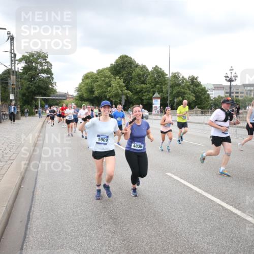 29.06.2025 - hella hamburg halbmarathon Jannik Wohlers http://msf.ph/oto/8498504 29.06.2025 10:55:45 Lombardsbrücke 1738, 1909, 2095, 2793, 3257, 3268, 4083, 4354, 4473, 4836, 5306, 5580, 5994, 6494, 6968, 7025, 7028, 7516, 7616, 8005, 8305, 8517, 9435, 9606, 9838, 10640, 10740, 10784, 10987, 11298, 11862, 11863, 12267, 12295, 12296, 12551, 13055, 13395, 13405, 13627, 13965, 14142, 14221, 14280, 14281, 15103, 15173, 15199, 15272, 15696, 15699, 16413, 16655, 16960, 17398, 17649, 17673, 18329, 18349, 19228 meine-sportfotos.de