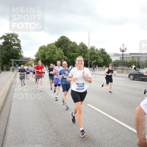 29.06.2025 - hella hamburg halbmarathon Jannik Wohlers http://msf.ph/oto/8498542 29.06.2025 10:55:49 Lombardsbrücke 1113, 1738, 1909, 2095, 3257, 3268, 4083, 4354, 4836, 5580, 5693, 5757, 5994, 6494, 6968, 7025, 7028, 7616, 8005, 8305, 8517, 9435, 9606, 9838, 9948, 9953, 10640, 10740, 10784, 10987, 11298, 11862, 11863, 12267, 12295, 12296, 12551, 13055, 13395, 13405, 13965, 14142, 14280, 14281, 15103, 15173, 15272, 15443, 15696, 15699, 16655, 16960, 17084, 17398, 17649, 17673, 18349, 18798, 19228 meine-sportfotos.de