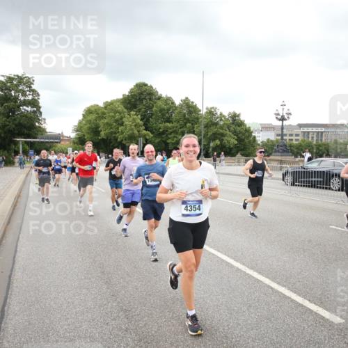 29.06.2025 - hella hamburg halbmarathon Jannik Wohlers http://msf.ph/oto/8498544 29.06.2025 10:55:49 Lombardsbrücke 1113, 1738, 1909, 2095, 3257, 3268, 4083, 4354, 4836, 5580, 5693, 5757, 5994, 6494, 6968, 7025, 7028, 7616, 8005, 8305, 8517, 9435, 9606, 9838, 9948, 9953, 10640, 10740, 10784, 10987, 11298, 11862, 11863, 12267, 12295, 12296, 12551, 13055, 13395, 13405, 13965, 14142, 14280, 14281, 15103, 15173, 15272, 15443, 15696, 15699, 16655, 16960, 17084, 17398, 17649, 17673, 18349, 18798, 19228 meine-sportfotos.de