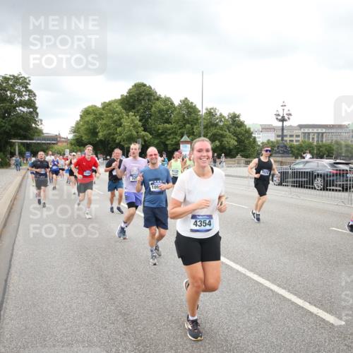 29.06.2025 - hella hamburg halbmarathon Jannik Wohlers http://msf.ph/oto/8498547 29.06.2025 10:55:49 Lombardsbrücke 1113, 1738, 1909, 2095, 3257, 3268, 4083, 4354, 4836, 5580, 5693, 5757, 5994, 6494, 6968, 7025, 7028, 7616, 8005, 8305, 8517, 9435, 9606, 9838, 9948, 9953, 10640, 10740, 10784, 10987, 11298, 11862, 11863, 12267, 12295, 12296, 12551, 13055, 13395, 13405, 13965, 14142, 14280, 14281, 15103, 15173, 15272, 15443, 15696, 15699, 16655, 16960, 17084, 17398, 17649, 17673, 18349, 18798, 19228 meine-sportfotos.de