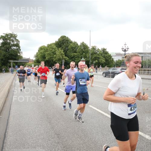 29.06.2025 - hella hamburg halbmarathon Jannik Wohlers http://msf.ph/oto/8498549 29.06.2025 10:55:50 Lombardsbrücke 1113, 1738, 1909, 2095, 3257, 4083, 4354, 4836, 5580, 5693, 5757, 6494, 6968, 7025, 7028, 7616, 8005, 8305, 8517, 8766, 9383, 9435, 9606, 9838, 9948, 9953, 10740, 10784, 10987, 11298, 11862, 11863, 12295, 12296, 12551, 13395, 13405, 13965, 14142, 14280, 14281, 15103, 15173, 15272, 15443, 15696, 15699, 16655, 16960, 17084, 17398, 17649, 17673, 18349, 18798, 19228 meine-sportfotos.de
