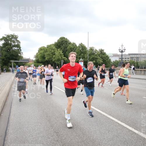 29.06.2025 - hella hamburg halbmarathon Jannik Wohlers http://msf.ph/oto/8498569 29.06.2025 10:55:51 Lombardsbrücke 1113, 1738, 1909, 2095, 2915, 3257, 4083, 4354, 4836, 5580, 5693, 5757, 6690, 6968, 7025, 7028, 8005, 8305, 8517, 8766, 9383, 9435, 9606, 9948, 9953, 10740, 10784, 10987, 11298, 11628, 11862, 11863, 12295, 12296, 12551, 13395, 13405, 13965, 14142, 14280, 14281, 15103, 15173, 15272, 15443, 15696, 15699, 16655, 17084, 17398, 17649, 17673, 18349, 18798, 19228 meine-sportfotos.de