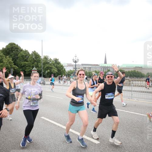 29.06.2025 - hella hamburg halbmarathon Jannik Wohlers http://msf.ph/oto/8498583 29.06.2025 10:55:53 Lombardsbrücke 1113, 1738, 1909, 2095, 2915, 3257, 4083, 4354, 4836, 5580, 5693, 5757, 6690, 6968, 7025, 7028, 7090, 7711, 8005, 8305, 8517, 8766, 9383, 9435, 9606, 9948, 9953, 10740, 10784, 10987, 11298, 11628, 11862, 11863, 12295, 12296, 12551, 13395, 13405, 13965, 14142, 14613, 15103, 15173, 15272, 15443, 15696, 15699, 16655, 17084, 17092, 17398, 17649, 17673, 18247, 18349, 18798, 19228 meine-sportfotos.de