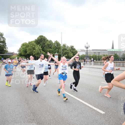 29.06.2025 - hella hamburg halbmarathon Jannik Wohlers http://msf.ph/oto/8498633 29.06.2025 10:55:56 Lombardsbrücke 1113, 1738, 2095, 2915, 3257, 3953, 3987, 4083, 5580, 5693, 5757, 6690, 6968, 7025, 7028, 7090, 7711, 8005, 8517, 8766, 9383, 9435, 9606, 9948, 9953, 10740, 10784, 10987, 11298, 11628, 11862, 11863, 12295, 12296, 12551, 13395, 13405, 13965, 14613, 15103, 15173, 15443, 15696, 15699, 15747, 16655, 16934, 17084, 17092, 17398, 17494, 17649, 17673, 18047, 18247, 18349, 18798, 19228 meine-sportfotos.de