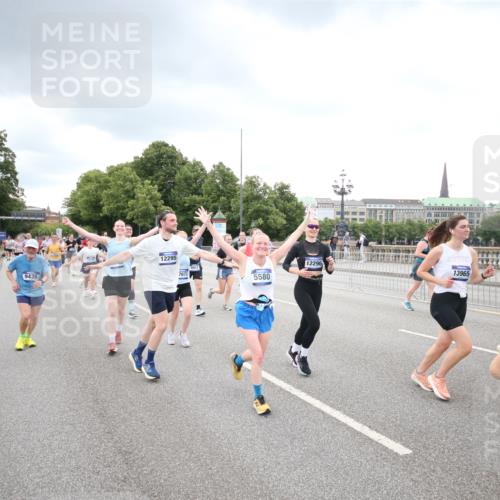 29.06.2025 - hella hamburg halbmarathon Jannik Wohlers http://msf.ph/oto/8498638 29.06.2025 10:55:56 Lombardsbrücke 1113, 1738, 2095, 2915, 3257, 3953, 3987, 4083, 5580, 5693, 5757, 6690, 6968, 7025, 7028, 7090, 7711, 8005, 8517, 8766, 9383, 9435, 9606, 9948, 9953, 10740, 10784, 10987, 11298, 11628, 11862, 11863, 12295, 12296, 12551, 13395, 13405, 13965, 14613, 15103, 15173, 15443, 15696, 15699, 15747, 16655, 16934, 17084, 17092, 17398, 17494, 17649, 17673, 18047, 18247, 18349, 18798, 19228 meine-sportfotos.de