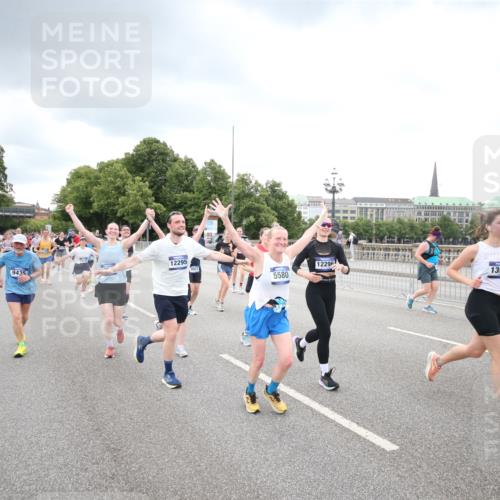29.06.2025 - hella hamburg halbmarathon Jannik Wohlers http://msf.ph/oto/8498647 29.06.2025 10:55:56 Lombardsbrücke 1113, 1738, 2095, 2915, 3257, 3953, 3987, 4083, 5580, 5693, 5757, 6690, 6968, 7025, 7028, 7090, 7711, 8005, 8517, 8766, 9383, 9435, 9606, 9948, 9953, 10740, 10784, 10987, 11298, 11628, 11862, 11863, 12295, 12296, 12551, 13395, 13405, 13965, 14613, 15103, 15173, 15443, 15696, 15699, 15747, 16655, 16934, 17084, 17092, 17398, 17494, 17649, 17673, 18047, 18247, 18349, 18798, 19228 meine-sportfotos.de