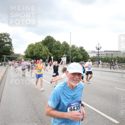 29.06.2025 - hella hamburg halbmarathon Jannik Wohlers http://msf.ph/oto/8498705 29.06.2025 10:55:59 Lombardsbrücke 1047, 1113, 2915, 3257, 3675, 3676, 3953, 3987, 4083, 5237, 5580, 5693, 5757, 6690, 7025, 7028, 7090, 7307, 7711, 8108, 8517, 8606, 8766, 9383, 9435, 9606, 9948, 9953, 10555, 10569, 10740, 10784, 10932, 11298, 11628, 11862, 11863, 12295, 12296, 12543, 12551, 13395, 13405, 13965, 14613, 15103, 15443, 15696, 15699, 15747, 16655, 16934, 17084, 17092, 17398, 17494, 17649, 17673, 17797, 18047, 18247, 18798, 19228 meine-sportfotos.de