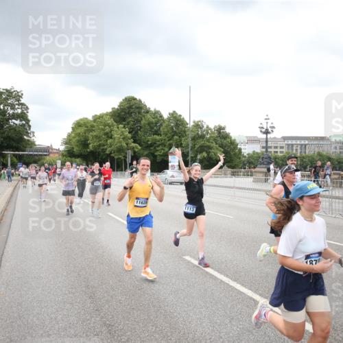 29.06.2025 - hella hamburg halbmarathon Jannik Wohlers http://msf.ph/oto/8498721 29.06.2025 10:56:00 Lombardsbrücke 1047, 1113, 2915, 3257, 3520, 3675, 3676, 3953, 3987, 4083, 5237, 5693, 5757, 6690, 7025, 7028, 7090, 7307, 7711, 8108, 8517, 8606, 8766, 9383, 9606, 9948, 9953, 10555, 10569, 10740, 10784, 10932, 11298, 11628, 11863, 12295, 12296, 12543, 12551, 13096, 13395, 13965, 14613, 15103, 15443, 15696, 15699, 15747, 16034, 16655, 16934, 17084, 17092, 17398, 17494, 17649, 17673, 17797, 18047, 18247, 18798 meine-sportfotos.de
