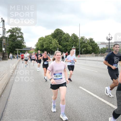 29.06.2025 - hella hamburg halbmarathon Jannik Wohlers http://msf.ph/oto/8498761 29.06.2025 10:56:05 Lombardsbrücke 1047, 1113, 2143, 2307, 2887, 2915, 2991, 3438, 3520, 3614, 3675, 3676, 3953, 3987, 4773, 5237, 5438, 5693, 5757, 6690, 7090, 7307, 7711, 8108, 8517, 8606, 8766, 8939, 8943, 9383, 9910, 9948, 9953, 10555, 10569, 10571, 10932, 10936, 11089, 11204, 11628, 12221, 12543, 13096, 13965, 14613, 14746, 15443, 15747, 16034, 16934, 17084, 17092, 17494, 17649, 17673, 17797, 18047, 18197, 18247, 18798 meine-sportfotos.de
