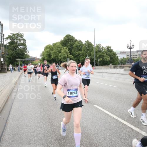 29.06.2025 - hella hamburg halbmarathon Jannik Wohlers http://msf.ph/oto/8498765 29.06.2025 10:56:05 Lombardsbrücke 1047, 1113, 2143, 2307, 2887, 2915, 2991, 3438, 3520, 3614, 3675, 3676, 3953, 3987, 4773, 5237, 5438, 5693, 5757, 6690, 7090, 7307, 7711, 8108, 8517, 8606, 8766, 8939, 8943, 9383, 9910, 9948, 9953, 10555, 10569, 10571, 10932, 10936, 11089, 11204, 11628, 12221, 12543, 13096, 13965, 14613, 14746, 15443, 15747, 16034, 16934, 17084, 17092, 17494, 17649, 17673, 17797, 18047, 18197, 18247, 18798 meine-sportfotos.de