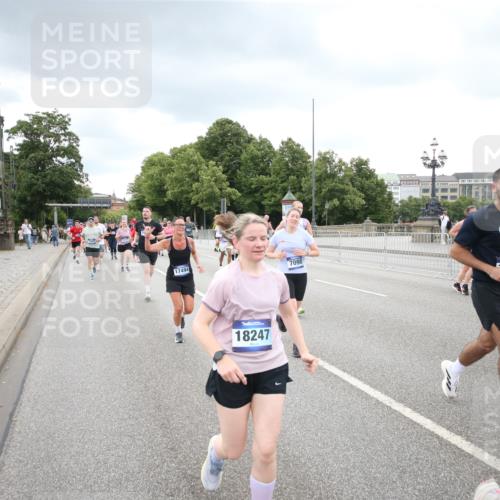 29.06.2025 - hella hamburg halbmarathon Jannik Wohlers http://msf.ph/oto/8498769 29.06.2025 10:56:05 Lombardsbrücke 1047, 1113, 2143, 2307, 2887, 2915, 2991, 3438, 3520, 3614, 3675, 3676, 3953, 3987, 4773, 5237, 5438, 5693, 5757, 6690, 7090, 7307, 7711, 8108, 8517, 8606, 8766, 8939, 8943, 9383, 9910, 9948, 9953, 10555, 10569, 10571, 10932, 10936, 11089, 11204, 11628, 12221, 12543, 13096, 13965, 14613, 14746, 15443, 15747, 16034, 16934, 17084, 17092, 17494, 17649, 17673, 17797, 18047, 18197, 18247, 18798 meine-sportfotos.de