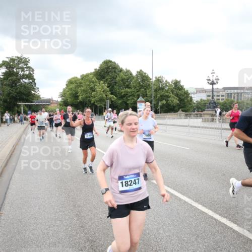 29.06.2025 - hella hamburg halbmarathon Jannik Wohlers http://msf.ph/oto/8498773 29.06.2025 10:56:05 Lombardsbrücke 1047, 1113, 2143, 2307, 2887, 2915, 2991, 3438, 3520, 3614, 3675, 3676, 3953, 3987, 4773, 5237, 5438, 5693, 5757, 6690, 7090, 7307, 7711, 8108, 8517, 8606, 8766, 8939, 8943, 9383, 9910, 9948, 9953, 10555, 10569, 10571, 10932, 10936, 11089, 11204, 11628, 12221, 12543, 13096, 13965, 14613, 14746, 15443, 15747, 16034, 16934, 17084, 17092, 17494, 17649, 17673, 17797, 18047, 18197, 18247, 18798 meine-sportfotos.de